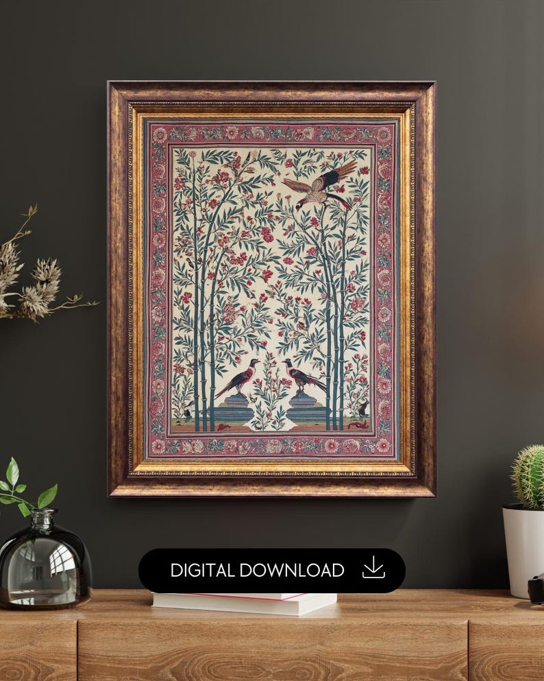 K&ouml;nnte beinhalten: Ein gerahmtes Kunstwerk mit einer detaillierten Illustration von V&ouml;geln und floralen Elementen. Das Kunstwerk hat einen cremefarbenen Hintergrund mit roten Blumen und gr&uuml;nen bambusartigen B&auml;umen. Der Rahmen hat eine warme, goldbraune Farbe. Der Text "DIGITALER DOWNLOAD" befindet sich unten.