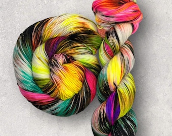 NEON SKULL - Handgefärbte Sockenwolle High Twist 4-fach
