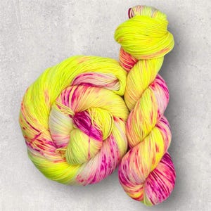 LEMON FUCHSIA - Handgefärbte Sockenwolle Trekking 4-fach - 100g/420 m