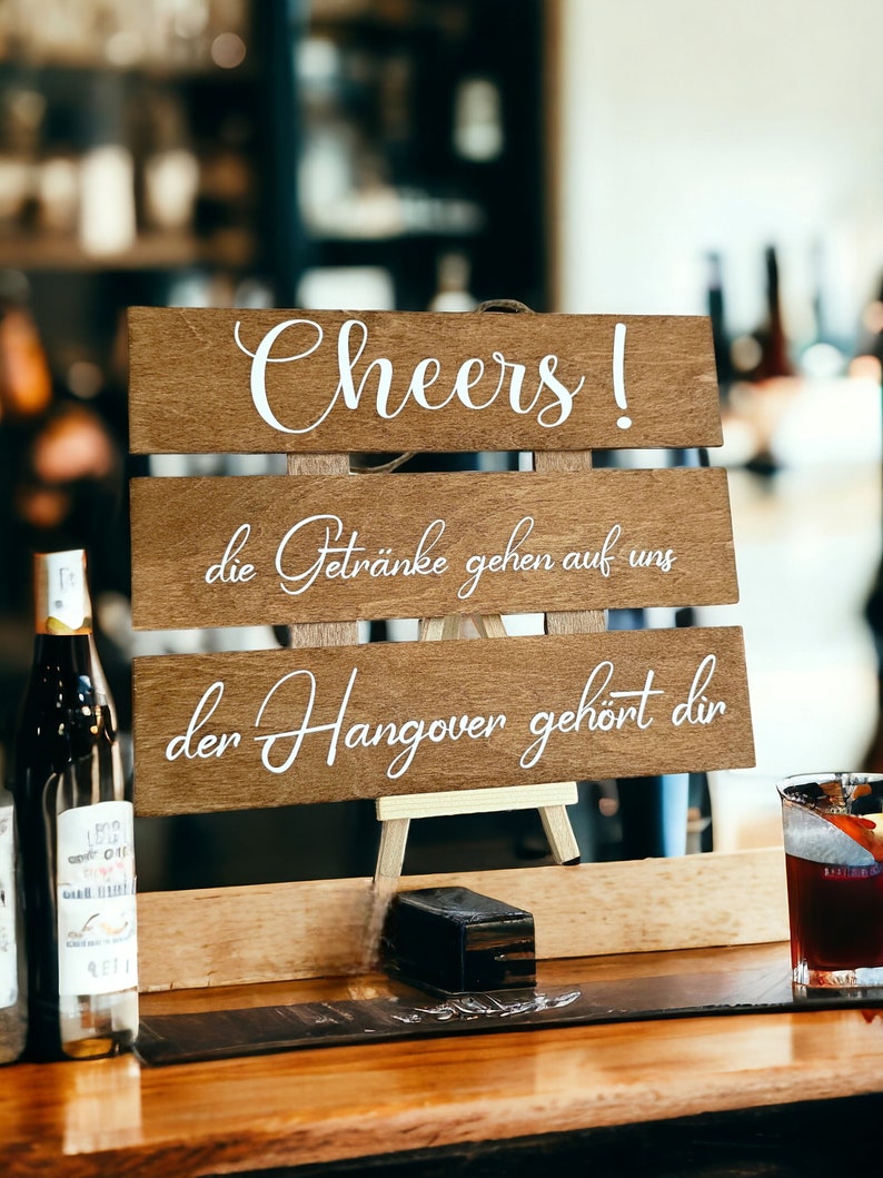 Hochzeitsdeko Schild, Cheers die Getränke gehen auf uns der Hangover gehört dir. Party deko Bild 2