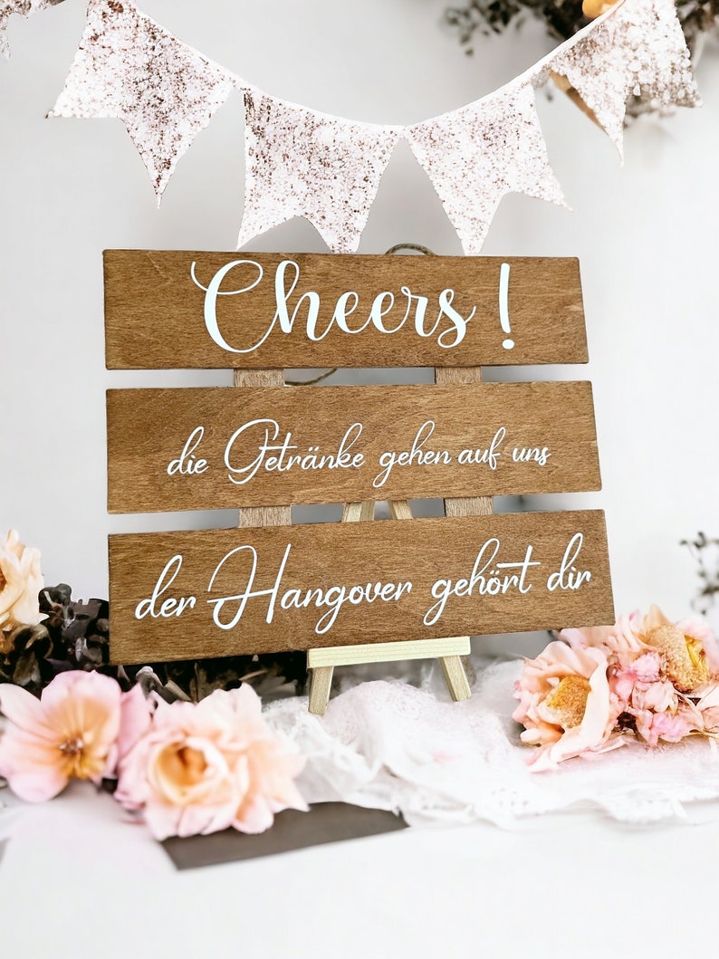 Hochzeitsdeko Schild, Cheers die Getränke gehen auf uns der Hangover gehört dir. Party deko Bild 1