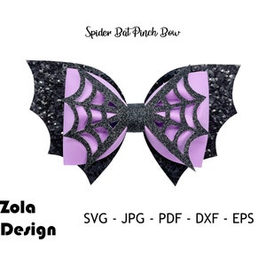 Könnte beinhalten: Eine schwarze und violette Spinnenfledermaus-Pinch-Schleife mit einem Spinnennetz-Design.  "Zola Design" steht in weiß unter der Schleife.  "SVG - JPG - PDF - DXF - EPS" steht in schwarz unter dem Designnamen.