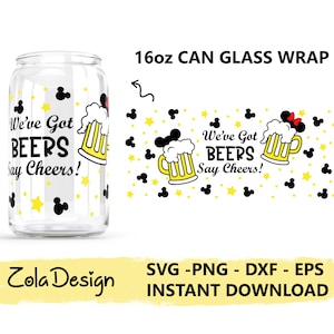 Op de afbeelding: Een 473 ml blikglaswikkel met een cartoon-bierglas met Mickey Mouse-oren en een strik. De wikkel heeft een witte achtergrond met gele sterren en zwarte Mickey Mouse-oren. De tekst "We've Got Beers Say Cheers!" staat op de wikkel gedrukt.