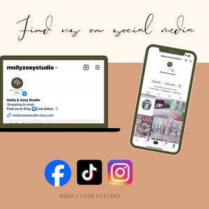 Puede incluir: Gr&aacute;fico digital con el texto "Encu&eacute;ntranos en las redes sociales". Una computadora port&aacute;til y un tel&eacute;fono inteligente muestran perfiles de redes sociales. Debajo, iconos de Facebook, TikTok e Instagram con el nombre de usuario @MOLLYZOEYSTUDIO.