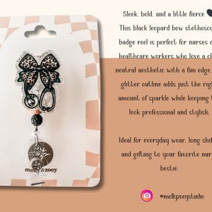 Puede incluir: Un carrete de insignia de estetoscopio con lazo de leopardo negro. El carrete presenta un lazo negro y con estampado de leopardo, un dise&ntilde;o de estetoscopio y un clip de pl&aacute;stico transparente. El texto dice "molly & zoey studio".