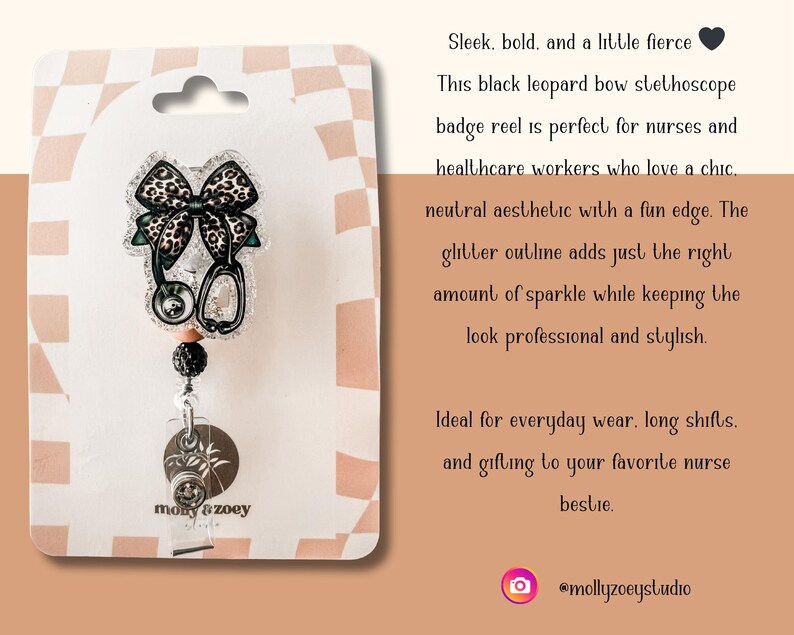 Puede incluir: Un carrete de insignia de estetoscopio con lazo de leopardo negro. El carrete presenta un lazo negro y con estampado de leopardo, un dise&ntilde;o de estetoscopio y un clip de pl&aacute;stico transparente. El texto dice "molly & zoey studio".