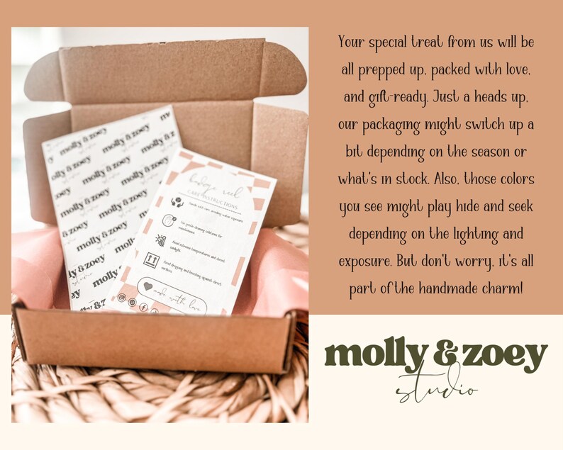 Puede incluir: Una caja de cart&oacute;n marr&oacute;n abierta con dos tarjetas impresas y papel de seda rosa. Las tarjetas muestran el texto "molly & zoey" e instrucciones de cuidado. El logotipo de la marca es visible en la parte inferior de la imagen.