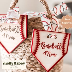 Etiqueta para bolso de mamá de béisbol, llavero personalizado con placa de home, regalo para mamá de sóftbol, accesorios para mamá deportiva, regalo para mamá de equipo, etiqueta con dije para bolso Bogg