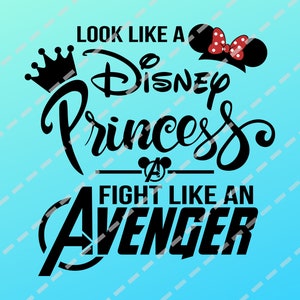 Può includere: Grafica in bianco e nero con il testo "Look like a Disney Princess & Fight like an Avenger". Il design include una corona, una silhouette di orecchio di Topolino e il logo degli Avengers.