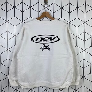 Sudadera vintage con cuello redondo y diseño de tablas de surf y patinetas.