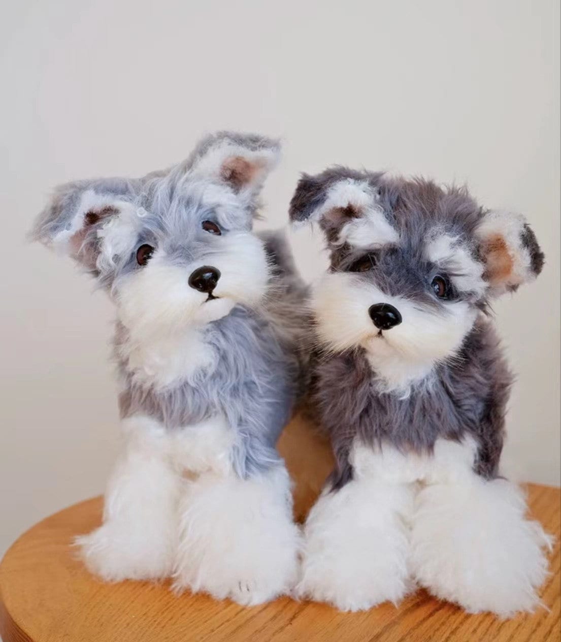 手作りのポーズ可能なシュナウザーアートドール：リアルなぬいぐるみ犬