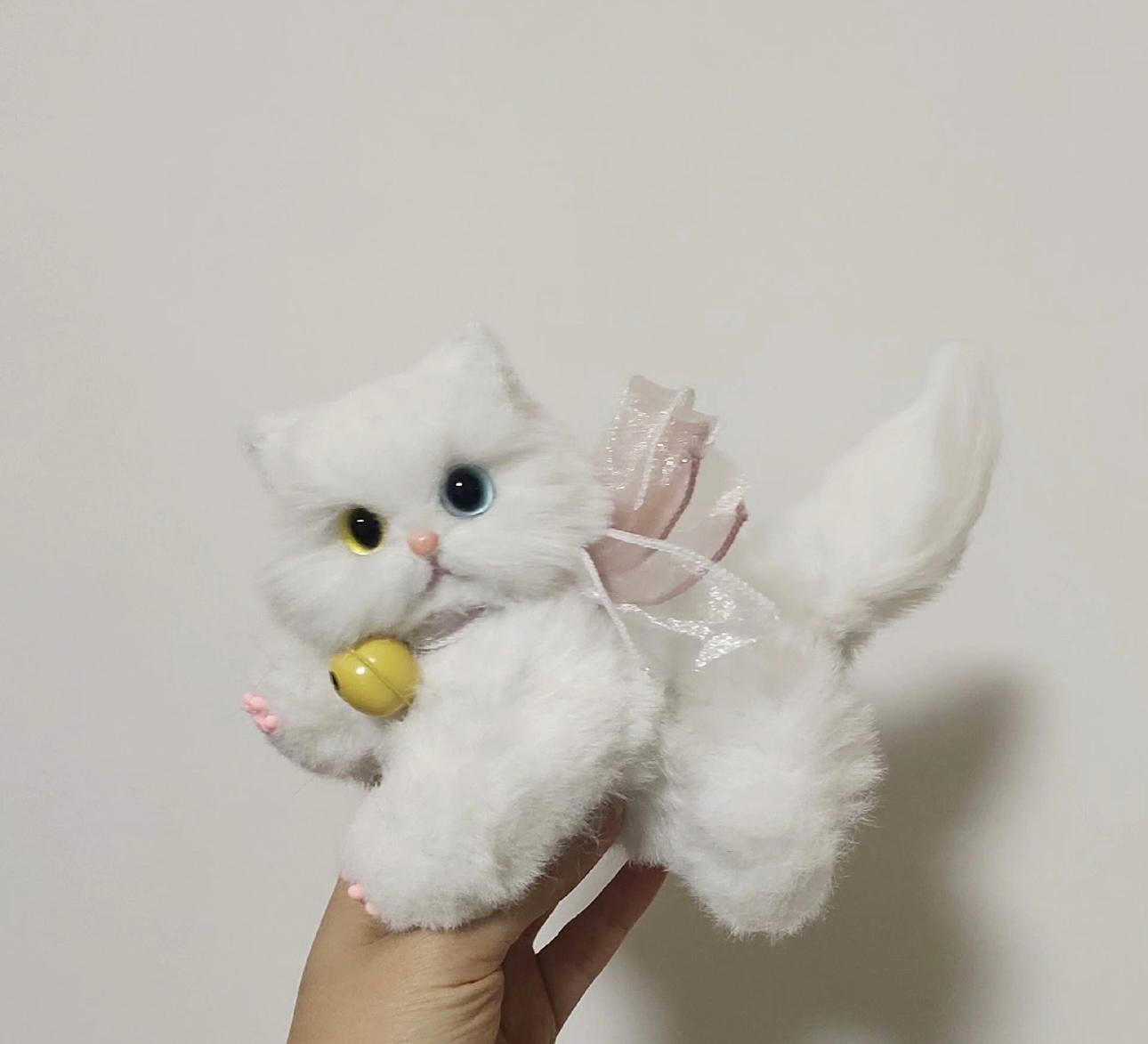 手作りの白い猫のぬいぐるみ：ポーズをとらせるアートドール、猫好きへ