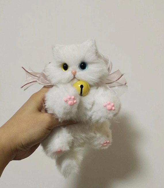 手作りの白い猫のぬいぐるみ：ポーズをとらせるアートドール、猫好きへ