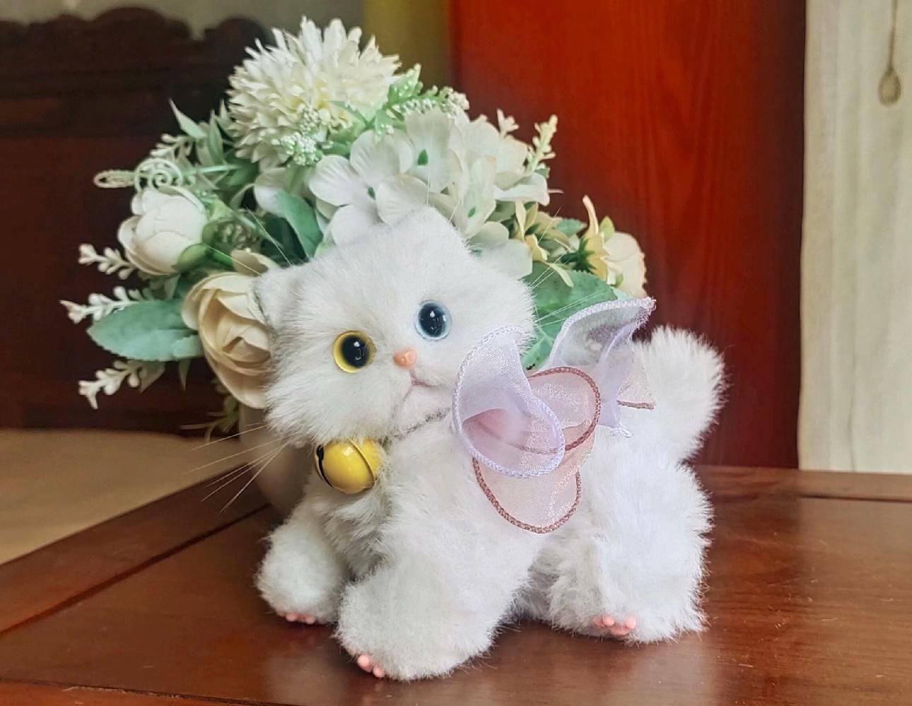 手作りの白い猫のぬいぐるみ：ポーズをとらせるアートドール、猫好きへ