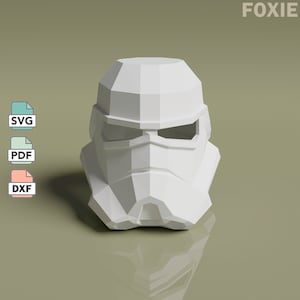 Könnte beinhalten: Ein weißes 3D-Papiermodell eines Stormtrooper-Helms. Der Helm besteht aus vielen Polygonen und hat ein detailliertes Design. Der Helm steht auf einer hellbraunen Oberfläche.