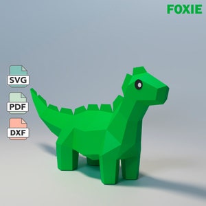 Puede incluir: Un modelo de dinosaurio de papel verde, de bajo polígono. El modelo está de pie sobre una superficie blanca. El modelo tiene una cabeza grande con un ojo negro y una boca pequeña. El modelo tiene una cola larga y cuatro patas.