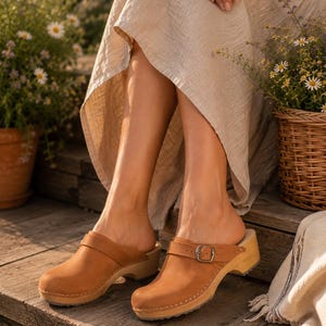 Sabots faits main en cuir nubuck cognac, mules scandinaves en bois, chaussures à boucle réglable