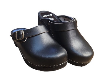 Tamancos fechados de madeira feitos à mão com fivela decorativa em couro legítimo e madeira de amieiro para mulheres e homens da BrescoClogs na cor preta