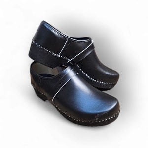 Black wooden clogs with closed back black leather and wooden sole  for men with decorative stripe from BrescoClogs
