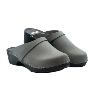 Swedish wooden clogs with closed toe with decorative buckle from grey, nubuck leather and alder wood for women and men from Bresco Clogs.