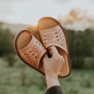 Slip on Hausschuhe Frauen gemütlich mit offenen Zehen, aus natürlichen braunen Leder Oberteil und Sohle für Frauen mit Gummiboden, Von BrescoClogs