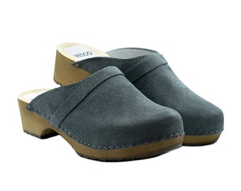 Zuecos suecos de madera: piel de ante gris, raya decorativa