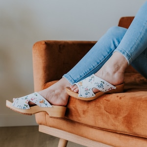 Wooden clogs with open toe made of natural leather in flowers white and alder wood available in women sizes 35-41 EU from Bresco Clogs