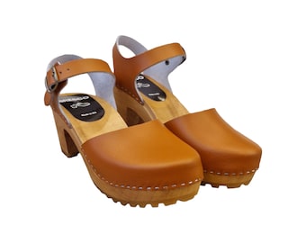 Heeled wooden clogs of natural leather with closed toe uppers on high heel with strap and buckle on heel in honey color from BrescoClogs