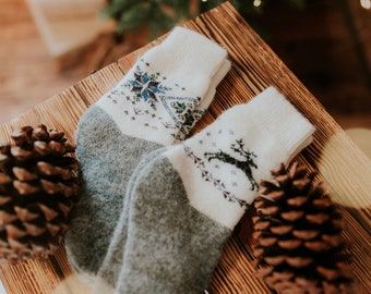 Handmade Woolen Socks: Reindeer Nordic Design, Winter Warmth