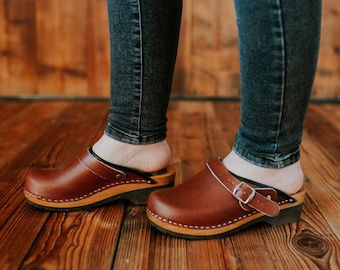 Tamancos suecos de madeira com fivela em couro legítimo marrom antigo e madeira de amieiro claro com sola de PU preta em tamanhos para mulheres e homens, Bresco