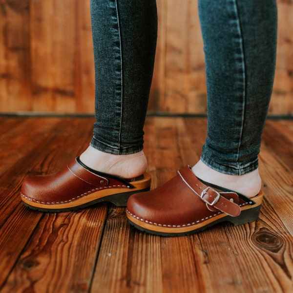 Sabots suédois en bois avec boucle en cuir véritable marron vieilli et bois d'aulne clair, semelle en PU noir, tailles pour homme et femme, Bresco