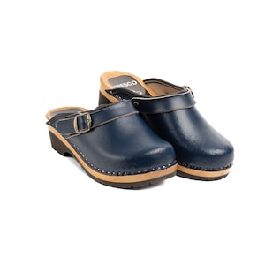 Zweedse houten klompen: marineblauwe leren klompen met gesp