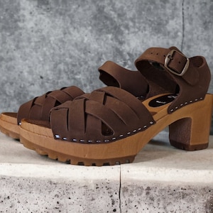 Handgefertigte Braune Nubukleder Clogs: High Heel Holzschuhe