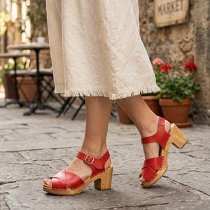 Rote Leder Clogs mit Absatz: Offene Holzsandalen