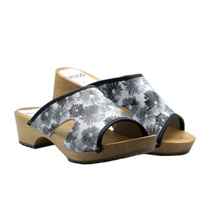 Wooden clogs with open toe made of natural leather in flowers gray and alder wood available in women sizes 35-41 EU from Bresco Clogs