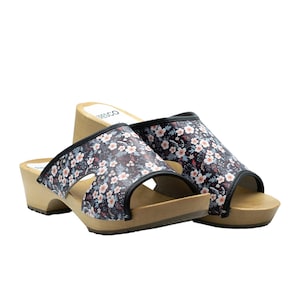 Wooden clogs with open toe made of natural leather in flowers black and alder wood available in women sizes 35-41 EU from Bresco Clogs
