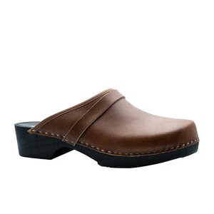 Handmade classic Swedish wooden clogs with a decorative stripe on the upper. Made of natural cowhide in brown leather and black wooden bottom. Available in women and men sizes. Made by BrescoClogs.