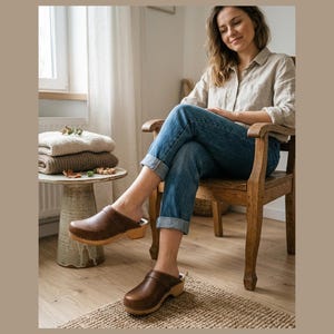 Handgefertigte braune Leder Holzschuhe: Schwedische Holzschuhe, Damen Stil