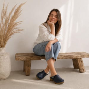 Navy Leder Schwedische Clogs Damen, Handgefertigte Erlenholz Sohle Pantoletten
