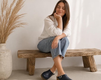 Zuecos suecos de cuero azul marino para mujer, mules hechos a mano con suela de madera de aliso.