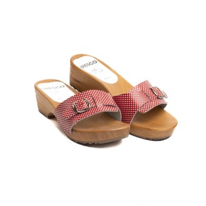 Wooden clogs with open toe made of natural leather in red dots and alder wood and a buckle adjusting the length of the upper from Bresco