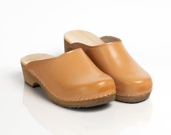 Wooden Clogs: Brown Vegan Leather, Alder Wood Sole