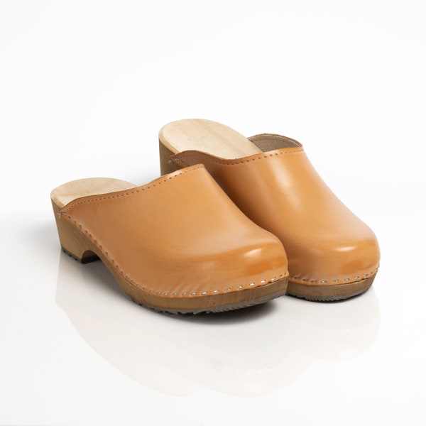 Holzclogs mit braunem vegan Leder und echter Holzsohle für Damen und Herren von BrescoClogs