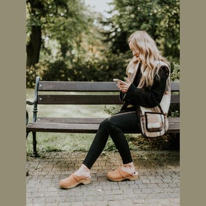 Holzschuhe Frauen Leder | Schwedische Holzschuhe Cognac | Skandinavische Schuhe | Braune Leder Pantoletten | Minimalistische Outfit Clogs | Bresco Handmade EU