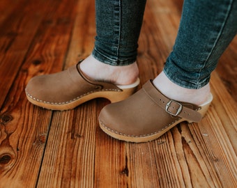 Zoccoli svedesi in legno punta chiusa con fibbia in vera pelle nabuk marrone e legno di ontano per donna e uomo di BrescoClogs