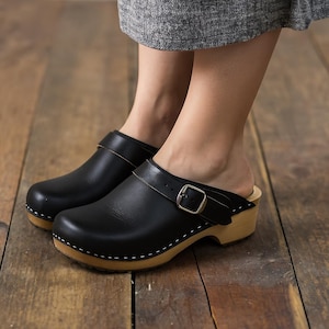 Handgefertigte Schwarze Leder Clogs: Skandinavische Holzsohle Pantoletten