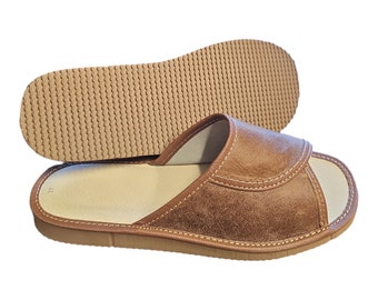 Pantuflas de hombre de piel marrón hechas a mano: zapatos de casa con punta abierta