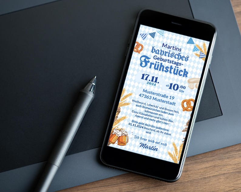 May include: A blue and white invitation for a Bavarian breakfast birthday party. The invitation features a blue and white checkered background with illustrations of pretzels, wheat, and beer steins. The text on the invitation reads "Martins bayrisches Geburtstags-Fr&uuml;hst&uuml;ck 17.11. 2024 ab 10:00 Uhr Musterstra&szlig;e 19 47363 Musterstadt Wellwurst, Leberk&auml;s und Brezen fein, auch Bratw&uuml;rstchen laden zum Schmausen ein. Dazu K&auml;seplatten und k&uuml;hles Bier, Aperol und mehr gibt's hier! Bitte gebt doch bis sp&auml;testens 01.11.2024 Bescheid, ob Ihr dabei seid. Ich freue mich auf euch Martin"