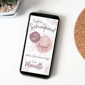 May include: A pink and white smartphone screen with the text "Endlich Schulkind" and "Save the Date" with a date of August 31, 2024. The text "Weitere Informationen folgen" and "Eure Marielle" is also on the screen.