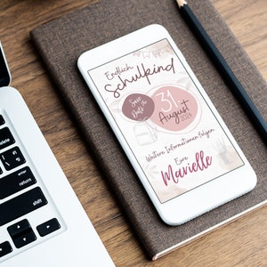 May include: A smartphone screen displaying a save the date announcement for a school event. The announcement is in German and features a pink circle with the text "31. August 2024" and the text "Endlich Schulkind" in a pink and white font. The text "Weitere Informationen folgen" and "Eure Marielle" are also displayed on the screen.